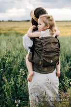 Laden Sie das Bild in den Galerie-Viewer, LennyPreschool Carrier - ARROW - WOOD - 100% linne

