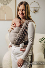 Laden Sie das Bild in den Galerie-Viewer, Lenny Lamb Woven Baby Wrap/Vävd sjal - LITTLE HERRINGBONE BABY CAFFE LATTE - 100% bomull
