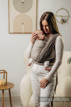 Laden Sie das Bild in den Galerie-Viewer, Lenny Lamb Woven Baby Wrap/Vävd sjal - LITTLE HERRINGBONE BABY CAFFE LATTE - 100% bomull
