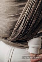 Laden Sie das Bild in den Galerie-Viewer, Lenny Lamb Woven Baby Wrap/Vävd sjal - LITTLE HERRINGBONE BABY CAFFE LATTE - 100% bomull
