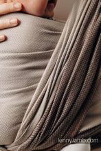 Laden Sie das Bild in den Galerie-Viewer, Lenny Lamb Woven Baby Wrap/Vävd sjal - LITTLE HERRINGBONE BABY CAFFE LATTE - 100% bomull
