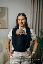 Laden Sie das Bild in den Galerie-Viewer, Lenny Lamb Gewebtes Babytragetuch – LITTLE HERRINGBONE BLACK EBONY – 100 % Baumwolle
