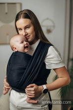 Laden Sie das Bild in den Galerie-Viewer, Lenny Lamb Gewebtes Babytragetuch – LITTLE HERRINGBONE BLACK EBONY – 100 % Baumwolle
