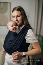 Laden Sie das Bild in den Galerie-Viewer, Lenny Lamb Gewebtes Babytragetuch – LITTLE HERRINGBONE BLACK EBONY – 100 % Baumwolle
