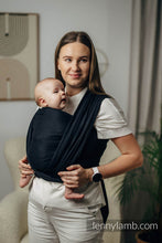 Laden Sie das Bild in den Galerie-Viewer, Lenny Lamb Gewebtes Babytragetuch – LITTLE HERRINGBONE BLACK EBONY – 100 % Baumwolle
