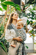 Laden Sie das Bild in den Galerie-Viewer, Lenny Lamb Woven Baby Tragetuch – EAGLE ROCKS - HIKE – 77 % Baumwolle, 23 % Lyocell

