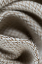 Laden Sie das Bild in den Galerie-Viewer, Lenny Lamb Woven Baby Tragetuch – TRACK– 58% Baumwolle, 42% Bambusviskose 
