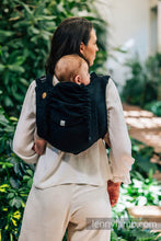 Laden Sie das Bild in den Galerie-Viewer, Onbuhimo PRO Carrier - PEACOCK&#39;S TAIL - PITCH BLACK- 51% Baumwolle, 49% Merinowolle
