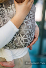 Laden Sie das Bild in den Galerie-Viewer, Lenny Lamb Gewebtes Babytragetuch  – HEXAFLOWERS – MIRROR – 55 % Baumwolle, 45 % Tencel™
