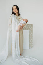 Laden Sie das Bild in den Galerie-Viewer, Lenny Lamb Woven Baby Tragetuch – VIRIDIFLORA - MILKY WAY – 100% Bambusviskose 
