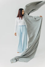 Laden Sie das Bild in den Galerie-Viewer, Lenny Lamb Woven Babytragetuch – LITTLE LOVE - MUNA – 54% silk, 46% Baumwolle 
