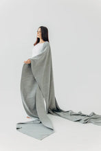 Laden Sie das Bild in den Galerie-Viewer, Lenny Lamb Woven Babytragetuch – LITTLE LOVE - MUNA – 54% silk, 46% Baumwolle 
