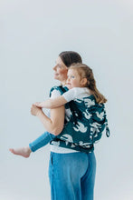 Laden Sie das Bild in den Galerie-Viewer, LennyPreschool trage - BIRDY - SKYWARD - 100% Bambusviskose 
