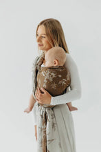 Laden Sie das Bild in den Galerie-Viewer, Lenny Lamb Woven Baby Tragetuch – HERBARIUM - RAINDROPS – 100% Baumwolle
