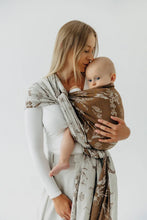 Laden Sie das Bild in den Galerie-Viewer, Lenny Lamb Woven Baby Tragetuch – HERBARIUM - RAINDROPS – 100% Baumwolle
