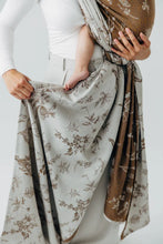 Laden Sie das Bild in den Galerie-Viewer, Lenny Lamb Woven Baby Tragetuch – HERBARIUM - RAINDROPS – 100% Baumwolle
