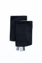 Laden Sie das Bild in den Galerie-Viewer, Drool Pads - LITTLE HERRINGBONE EBONY BLACK - 100% bomull

