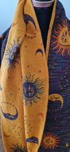 Laden Sie das Bild in den Galerie-Viewer, Yaro vävd sjal - Celeste Duo Black Multi Towel Seacell - 55% bomull, 20% viskos, 15% seacell, 10% modal - Begagnad

