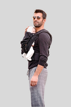Laden Sie das Bild in den Galerie-Viewer, Flip Baby Carrier - Safari Black Beauty - 50% ekologisk bomull, 50% bambu viskos
