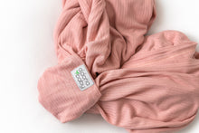 Laden Sie das Bild in den Galerie-Viewer, Aldoria Baby Trikåsjal - Bambu Soft Pink Rose
