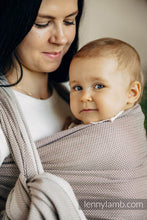 Laden Sie das Bild in den Galerie-Viewer, Lenny Lamb Woven Baby Wrap/Vävd sjal - LITTLE HERRINGBONE ALMOND - 100% bomull
