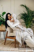 Laden Sie das Bild in den Galerie-Viewer, Lenny Lamb Woven Baby Wrap/Vävd sjal - LITTLE HERRINGBONE ALMOND - 100% bomull
