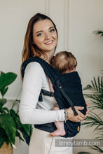 Laden Sie das Bild in den Galerie-Viewer, LennyLight Carrier - LITTLE HERRINGBONE BLACK EBONY - 100% bomull

