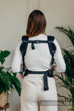 Laden Sie das Bild in den Galerie-Viewer, LennyLight Carrier - LITTLE HERRINGBONE BLACK EBONY - 100% bomull
