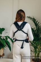 Laden Sie das Bild in den Galerie-Viewer, LennyLight Carrier - LITTLE HERRINGBONE BLACK EBONY - 100% bomull
