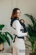 Laden Sie das Bild in den Galerie-Viewer, LennyLight Carrier - LITTLE HERRINGBONE BLACK EBONY - 100% bomull
