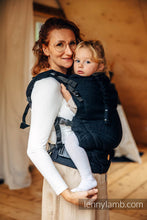 Laden Sie das Bild in den Galerie-Viewer, LennyPreschool Carrier - PEACOCK&#39;S TAIL - PITCH BLACK- 51% bomull, 49% merinoull
