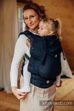 Laden Sie das Bild in den Galerie-Viewer, LennyPreschool Carrier - PEACOCK&#39;S TAIL - PITCH BLACK- 51% bomull, 49% merinoull
