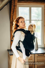 Laden Sie das Bild in den Galerie-Viewer, LennyPreschool Carrier - PEACOCK&#39;S TAIL - PITCH BLACK- 51% bomull, 49% merinoull
