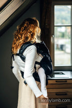 Laden Sie das Bild in den Galerie-Viewer, LennyPreschool Carrier - PEACOCK&#39;S TAIL - PITCH BLACK- 51% bomull, 49% merinoull
