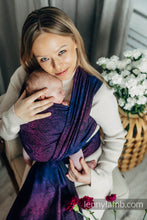 Laden Sie das Bild in den Galerie-Viewer, Lenny Lamb Woven Baby Wrap/Vävd sjal - WILD WINE - BOUQUET - 100% bomull
