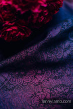 Laden Sie das Bild in den Galerie-Viewer, Lenny Lamb Woven Baby Wrap/Vävd sjal - WILD WINE - BOUQUET - 100% bomull
