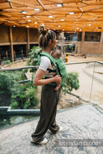 Laden Sie das Bild in den Galerie-Viewer, LennyLight Carrier - ENCHANTED NOOK - EVERGREEN - 54% bomull, 46% tencel
