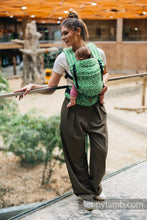 Laden Sie das Bild in den Galerie-Viewer, LennyLight Carrier - ENCHANTED NOOK - EVERGREEN - 54% bomull, 46% tencel
