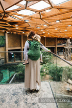 Laden Sie das Bild in den Galerie-Viewer, LennyPreschool Carrier - ENCHANTED NOOK - EVERGREEN - 54% bomull, 46% Tencel™
