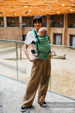 Laden Sie das Bild in den Galerie-Viewer, LennyUpGrade Carrier - ENCHANTED NOOK - EVERGREEN - 54% bomull, 46% Tencel™
