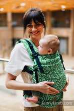 Laden Sie das Bild in den Galerie-Viewer, LennyUpGrade Carrier - ENCHANTED NOOK - EVERGREEN - 54% bomull, 46% Tencel™
