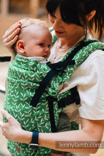 Laden Sie das Bild in den Galerie-Viewer, LennyUpGrade Carrier - ENCHANTED NOOK - EVERGREEN - 54% bomull, 46% Tencel™
