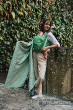 Laden Sie das Bild in den Galerie-Viewer, Lenny Lamb Woven Baby Wrap/Vävd sjal - ENCHANTED NOOK - EVERGREEN - 54% bomull, 46% Tencel™
