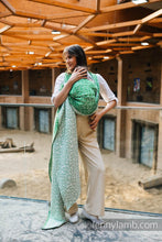 Laden Sie das Bild in den Galerie-Viewer, Lenny Lamb Woven Baby Wrap/Vävd sjal - ENCHANTED NOOK - EVERGREEN - 54% bomull, 46% Tencel™
