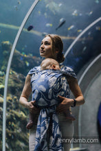 Laden Sie das Bild in den Galerie-Viewer, Lenny Lamb Woven Baby Wrap/Vävd sjal - VIRIDIFLORA - ROYAL BABY- 100% bambu viskos
