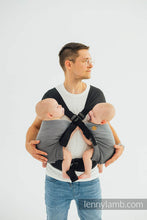 Laden Sie das Bild in den Galerie-Viewer, LennyTwin Carrier - LITTLE HERRINGBONE OMBRE GREY - 100% bomull
