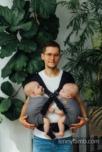 Laden Sie das Bild in den Galerie-Viewer, LennyTwin Carrier - LITTLE HERRINGBONE OMBRE GREY - 100% bomull
