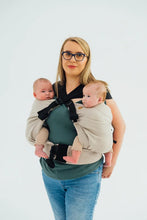 Laden Sie das Bild in den Galerie-Viewer, LennyTwin Carrier - PEANUT BUTTER - 100% bomull
