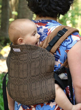Laden Sie das Bild in den Galerie-Viewer, Wompat LITE Baby Carrier - Kide Kaneli - 90% ekologisk bomull, 10% kapok
