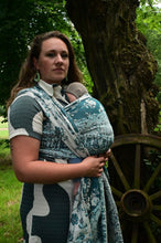 Laden Sie das Bild in den Galerie-Viewer, Yaro ringsjal - Flowersnake Duo Black Blue Wool Ring Sling - 40% bomull, 30% merinoull, 30% Tencel
